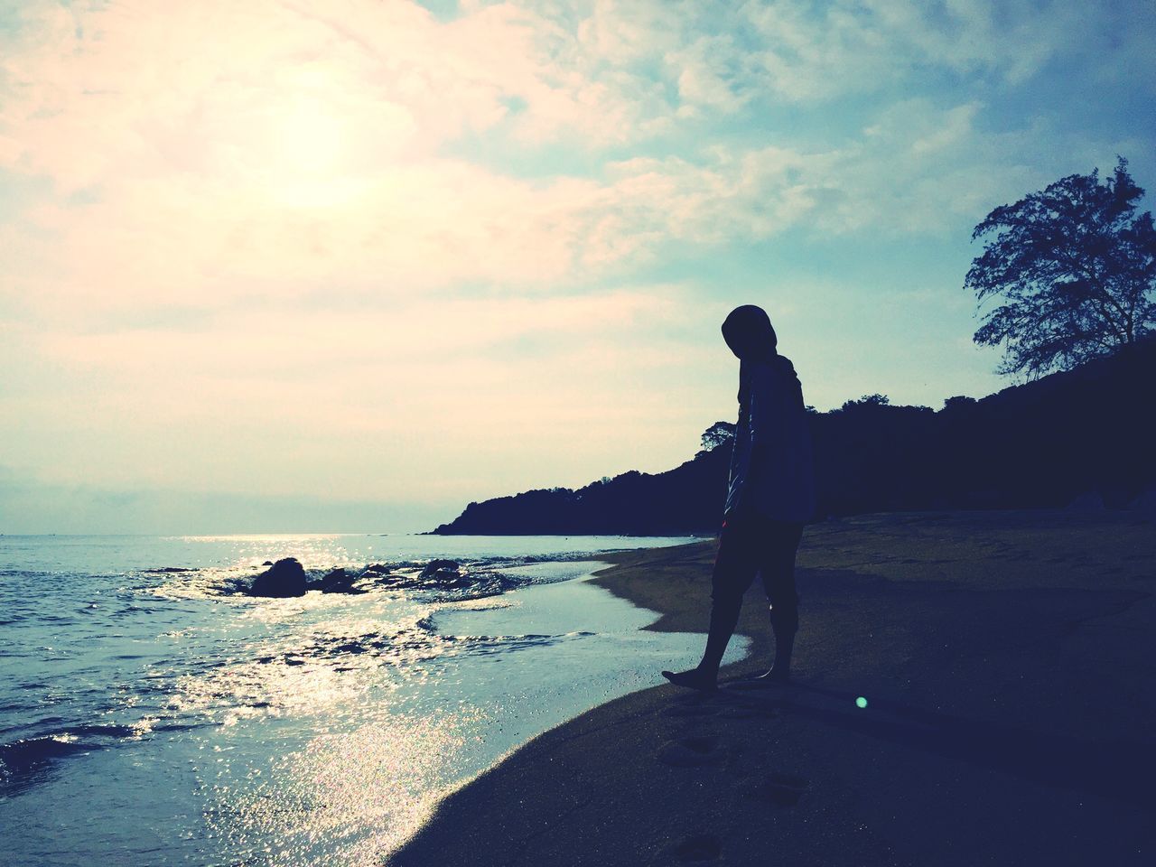 silhouette, water, sea, sky, lifestyles, leisure activity, beach, horizon over water, men, full length, shore, standing, scenics, cloud - sky, tranquility, tranquil scene, beauty in nature, sunset