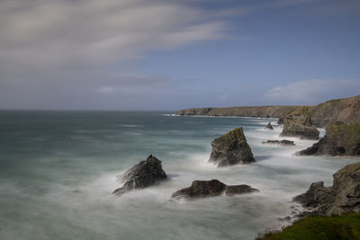 Tide rushes over rocks near the bedruthian steps, cornwall.