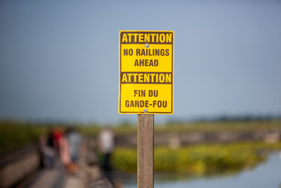 Attention no railings ahead warning sign