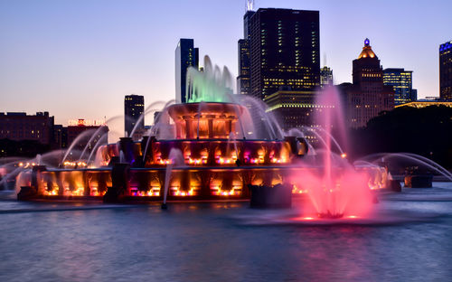 Buckingham fountain chicago lights at night