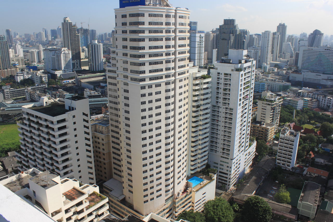 HIGH ANGLE VIEW OF BUILDINGS IN CITY