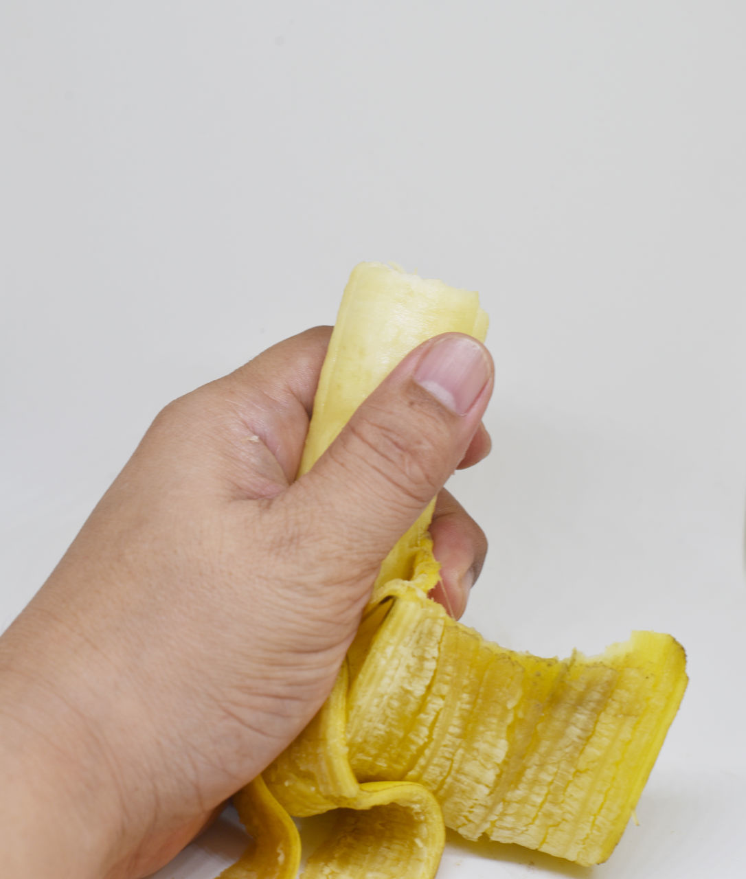 CLOSE-UP OF HAND HOLDING FRUIT