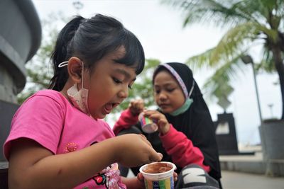 Kids eating ice cream