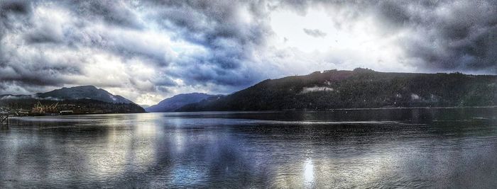 Panoramic view of lake and mountains against sky