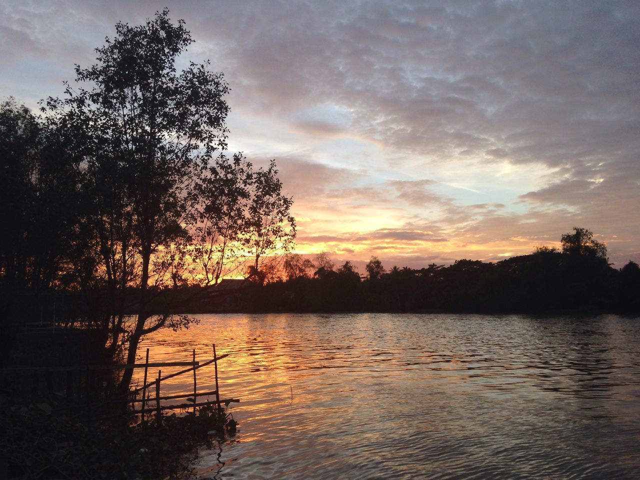 sunset, silhouette, tree, water, tranquil scene, tranquility, scenics, sky, beauty in nature, lake, nature, reflection, cloud - sky, waterfront, idyllic, cloud, river, bare tree, branch, non-urban scene