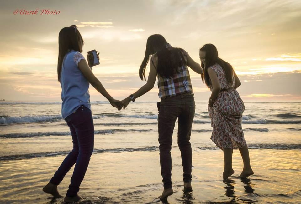 togetherness, beach, bonding, lifestyles, sea, childhood, leisure activity, love, boys, water, shore, family, full length, sunset, sky, family with one child, girls, horizon over water