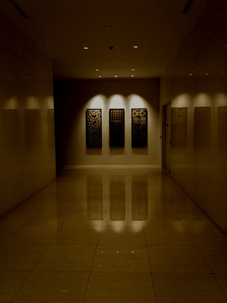 VIEW OF EMPTY CORRIDOR OF BUILDING