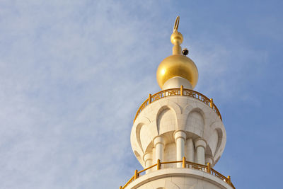 Minaret of the sheikh zayed grand mosque against blue skies in abu dhabi, uae