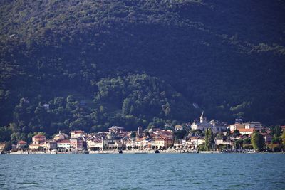 Settlement on the banks of a lake