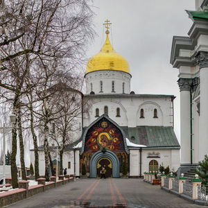 Holy dormition pochaev lavra in pochaiv, ukraine,  gloomy winter morning before orthodox christmas