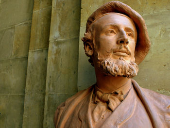 Portrait of man statue against wall