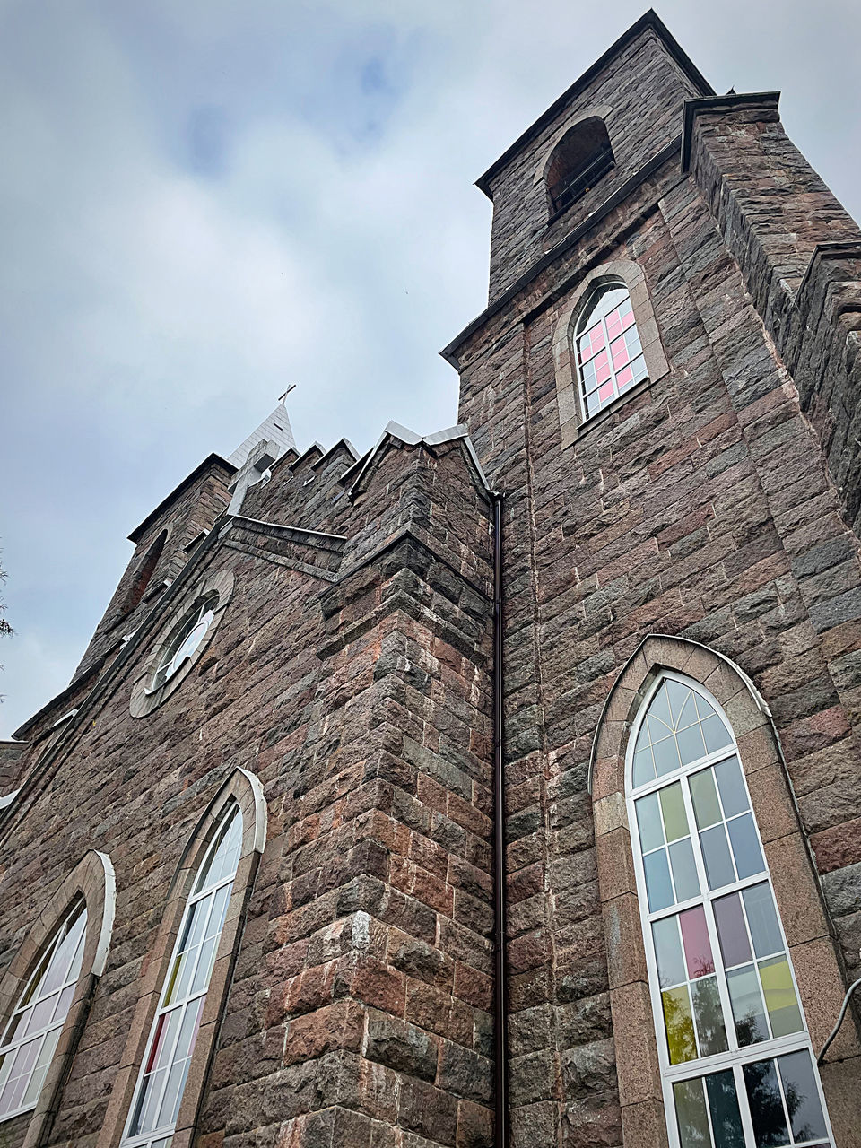 LOW ANGLE VIEW OF BUILDING AND SKY