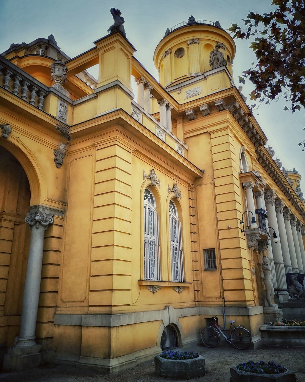 LOW ANGLE VIEW OF OLD BUILDING AGAINST SKY