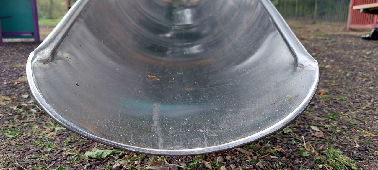 HIGH ANGLE VIEW OF METAL CHAIN ON FIELD