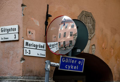 Reflection of built structure on round mirror