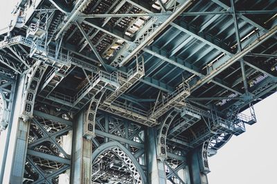 Low angle view of manhattan bridge 