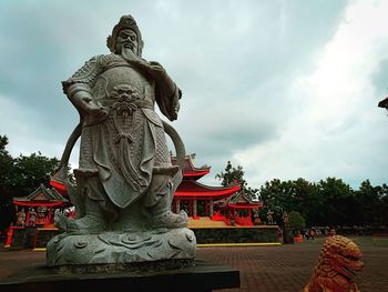 Statue against sky