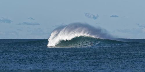 Waves splashing in sea