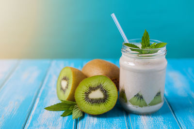 Kiwi fruits and smoothie jar on table