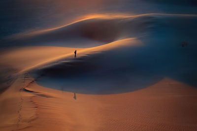 Form desert curves by playing light and shadow in the desert