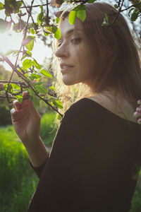 Close up smiling woman looking over shoulder portrait picture