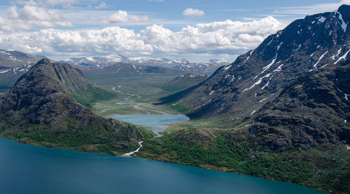 Panoramic view over the knutshøe mountain ridge next to the gjende fjord and the Øvre leirungen lake