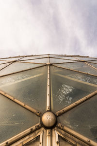 Connected lines. a view of the dome, how it is constructed and from what.