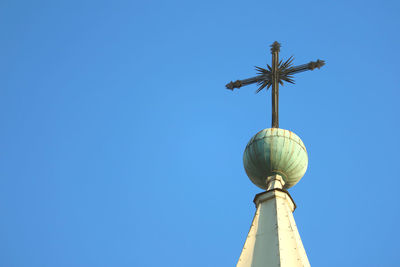 Cross of the bell tower's top of basilica cathedral of arequipa against blue sky, arequipa, peru