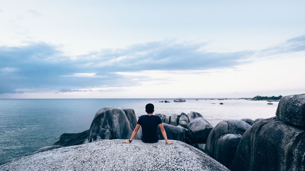 sea, water, sky, real people, horizon over water, scenics - nature, rear view, horizon, beauty in nature, cloud - sky, rock, lifestyles, leisure activity, one person, rock - object, solid, nature, men, tranquil scene, outdoors, looking at view