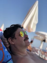 Portrait of man wearing sunglasses against sky