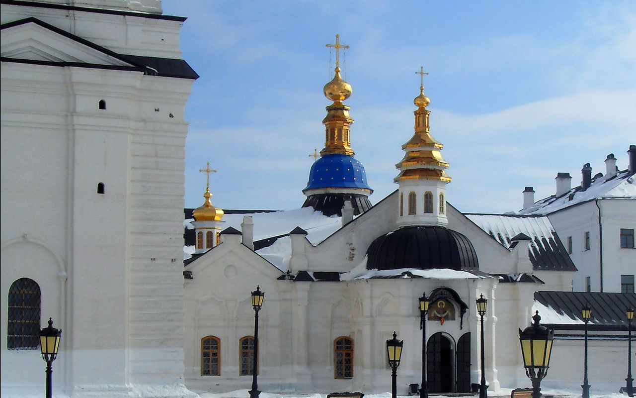 building exterior, architecture, place of worship, built structure, church, religion, spirituality, dome, low angle view, sky, cross, cathedral, mosque, high section, cloud - sky, cloud, roof, outdoors