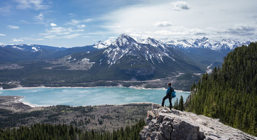 Hiker enjoying beautiful alpine vista in canadian rockies, kananaskis, alberta, canada