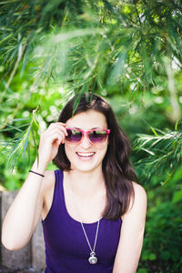 Portrait of smiling young woman wearing sunglasses