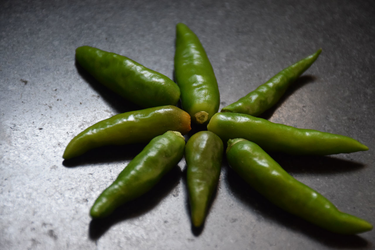 HIGH ANGLE VIEW OF GREEN CHILI PEPPER ON TABLE