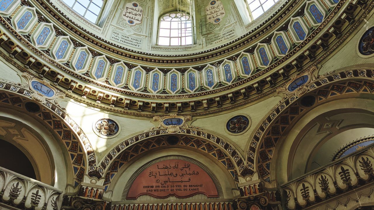 LOW ANGLE VIEW OF ORNATE CEILING OF BUILDING