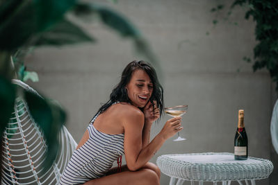 Portrait of a smiling young woman sitting outdoors