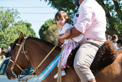 Argentinian father and daughter in festival