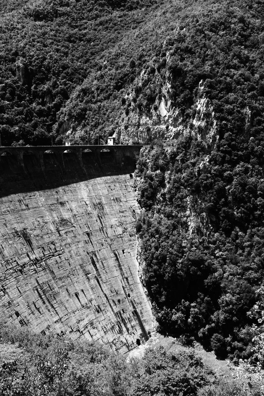 HIGH ANGLE VIEW OF DAM ON RIVER