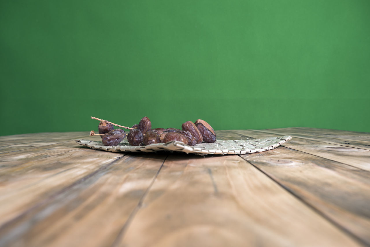 CLOSE-UP OF FOOD ON CUTTING BOARD