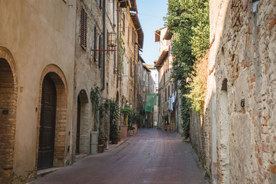 View of the alleys of the historic center of the village of san gimignano, a heritage of humanity