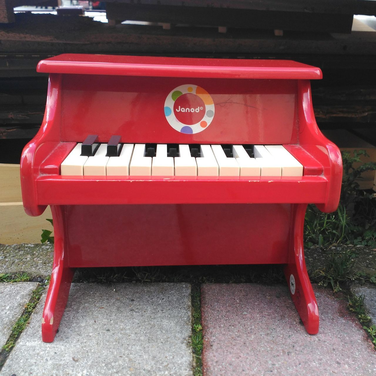 HIGH ANGLE VIEW OF RED TELEPHONE BOOTH ON PIANO