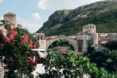 Arch bridge against sky