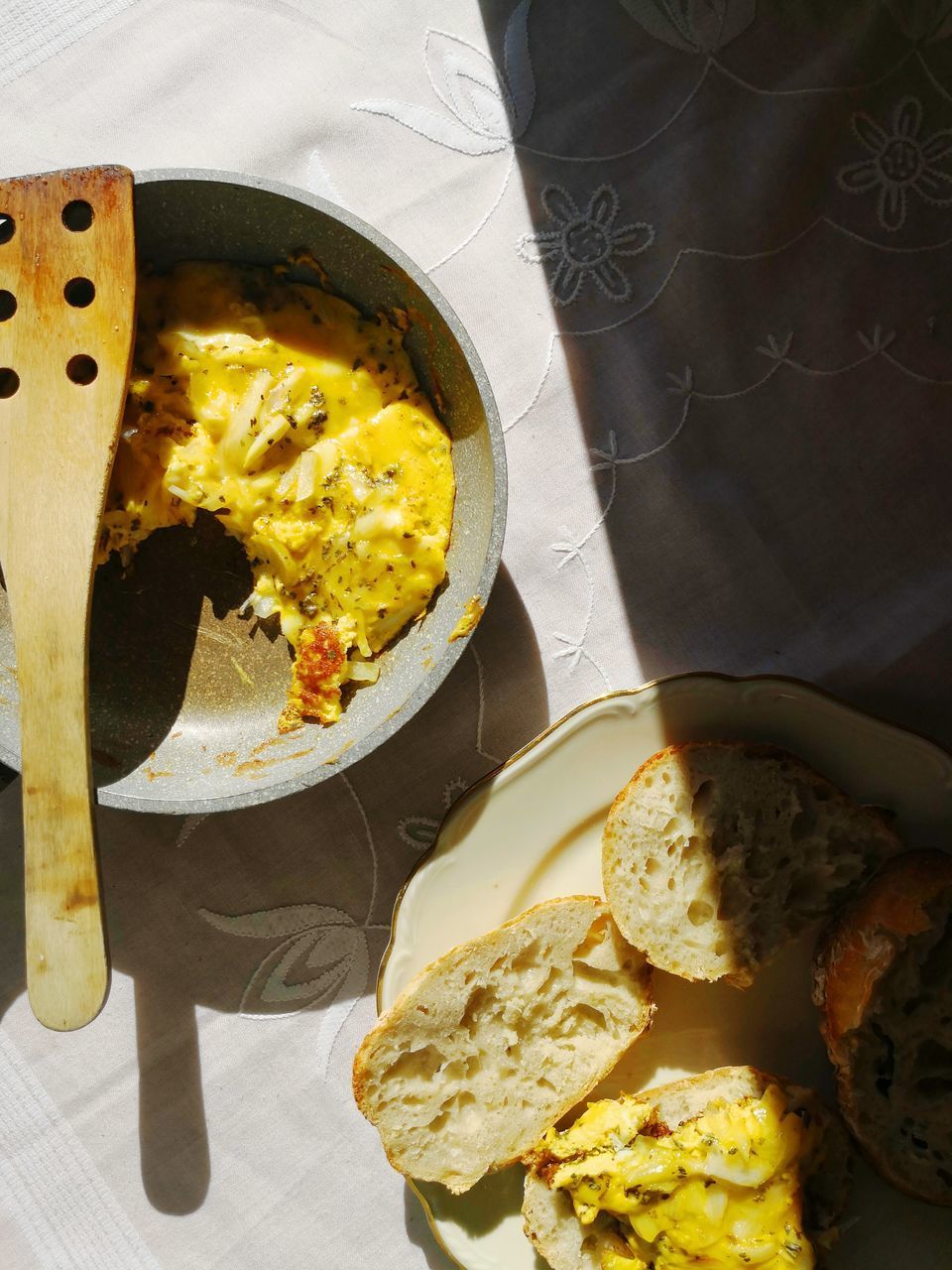 HIGH ANGLE VIEW OF BREAKFAST IN PLATE