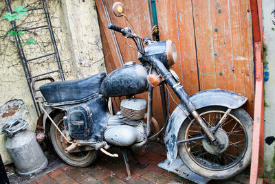 Old bicycle on wall