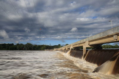 Coon rapids dam against cloudy sky