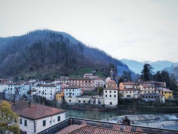 Houses in bagni di lucca against sky