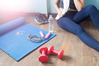Midsection of woman sitting in gym