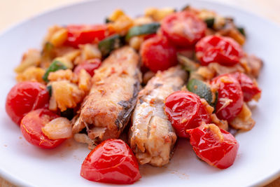 Cod with cherry tomatoes, potatoes and zucchini