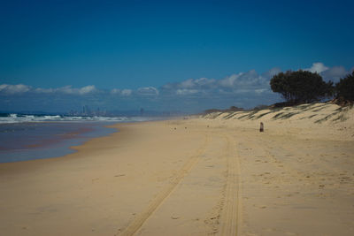 Langer sandstrand am pacific mit blauen himmel. 