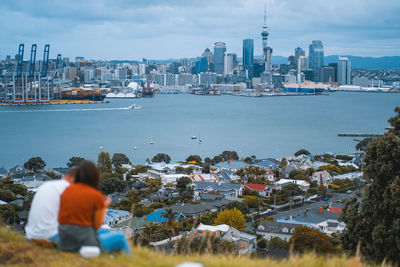 Couple on mt.victoria overlooking auckland new zealand 